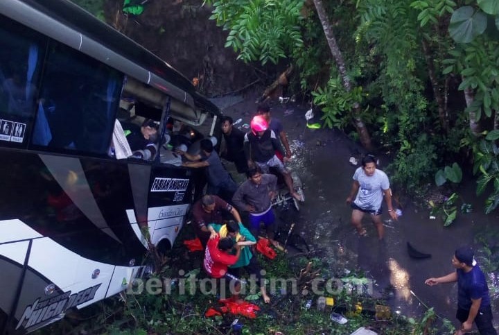 Bus Pariwisata Masuk Sungai di Blitar, 4 Penumpang Meninggal