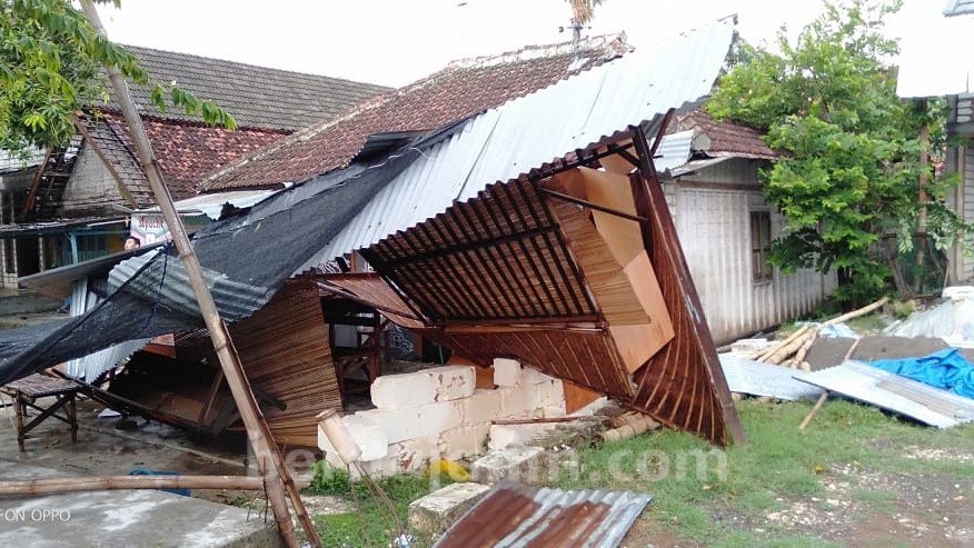 Diterjang Puting Beliung, 2 Warung Ambruk, Puluhan Rumah Rusak