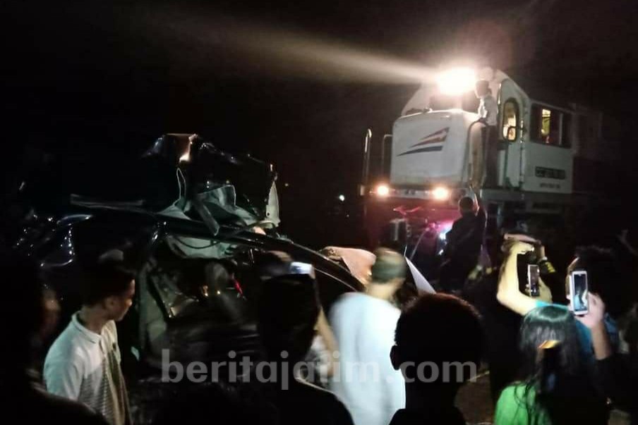 Mogok, Mobil Berpenumpang 4 Orang Tertabrak KA Wijaya Kusuma