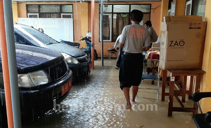 Hujan Deras, Kantor KPU Pamekasan Kembali Tergenang
