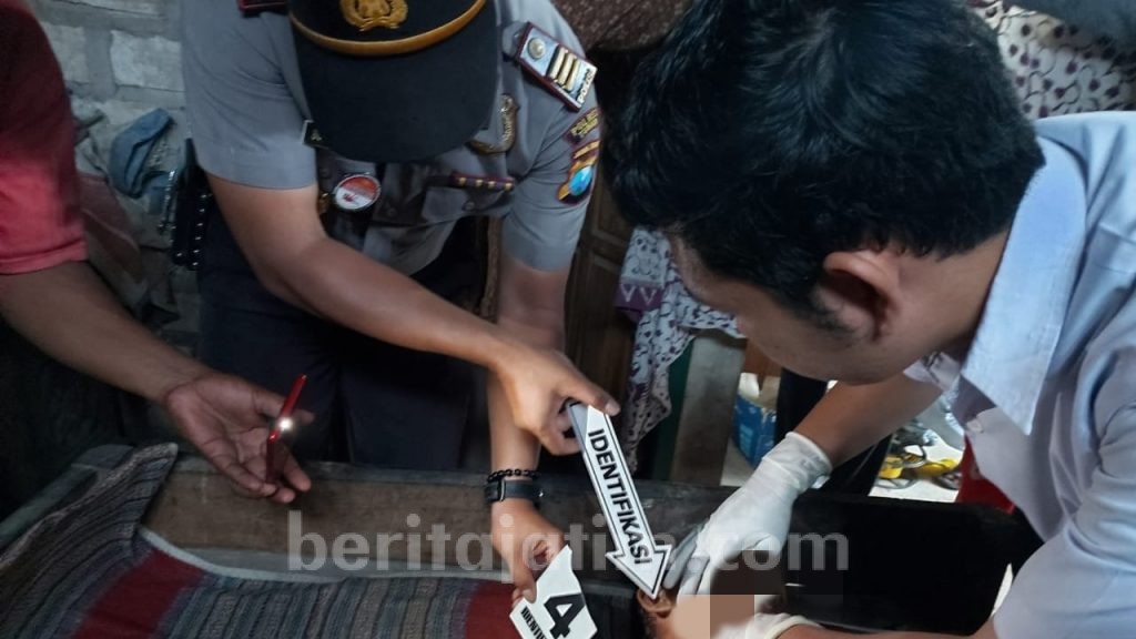 Di Rumah Sendirian, Petani Tuban Ditemukan Gantung Diri