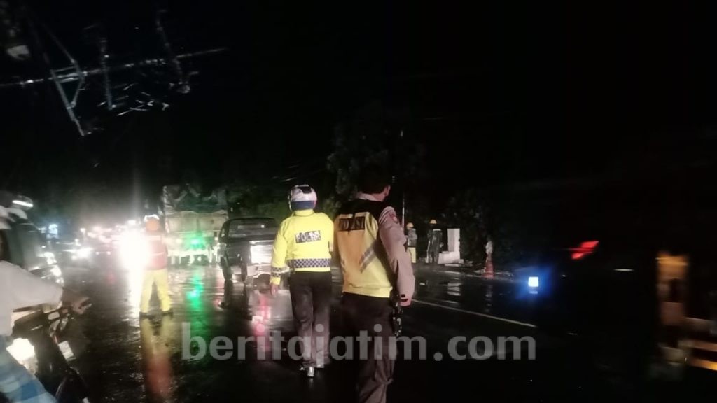 Tumbang, Tiang Listrik Tegangan Tinggi Melintang di Jalur Pantura