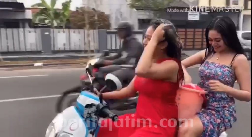 Viral Video Perempuan Cantik dan Seksi Mandi di Atas Motor Hebohkan Mojokerto