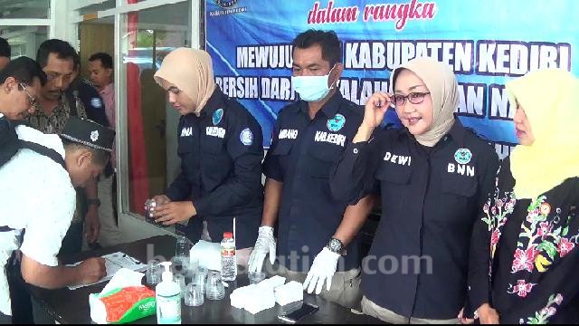 Puluhan Peserta Seleksi Panwascam Kabupaten Kediri Dites Urine