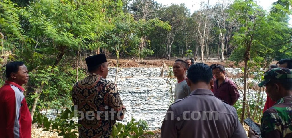 Warga Protes Pembuangan Limbah Kimia di Tepi Sungai