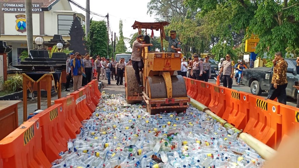 Polresta Kediri Musnahkan Ribuan Botol Miras dan Narkoba