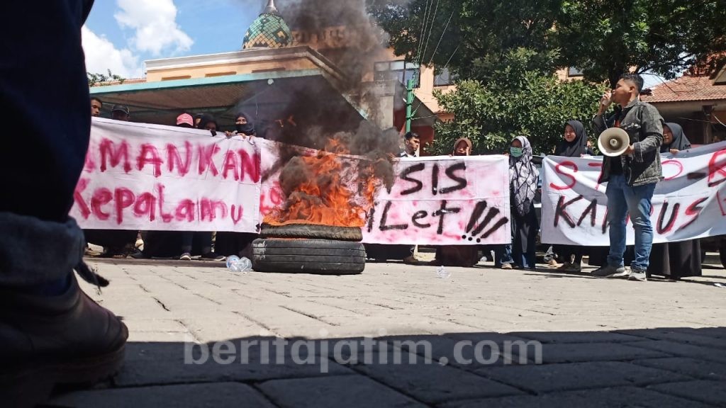 Gedung Baru Roboh, Mahasiswa IAIN Kediri Demo Rektorat