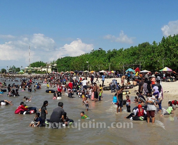 Pantai Dalegan Dibanjiri Wisatawan