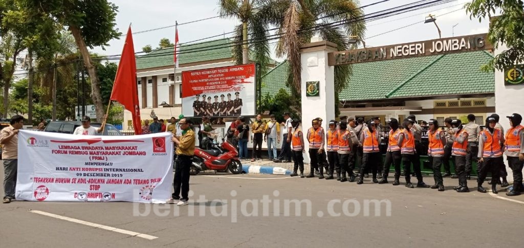 Projo Demo Kejaksaan dan Polres Jombang