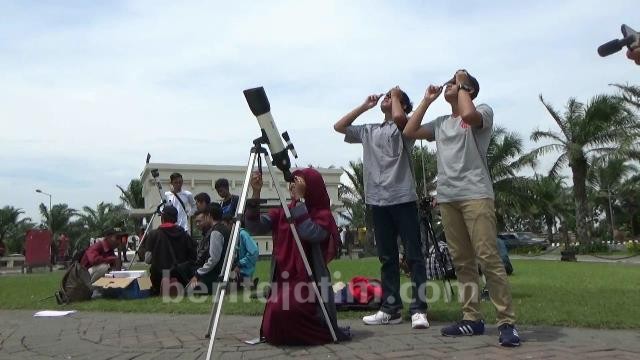 Meneropong Gerhana Matahari Cincin dari Monumen SLG