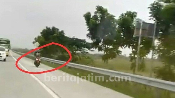 Pengendara Motor Ini Masuk Tol Joker