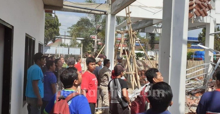 Atap Kecamatan Jenggawah Ambruk, Rekanan Harus Di-Black List