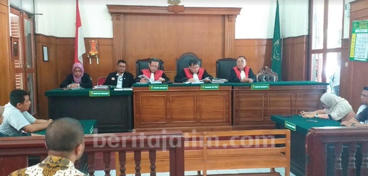 Hakim PN Surabaya Tolak Gugatan Pencemaran Popok Kali Brantas