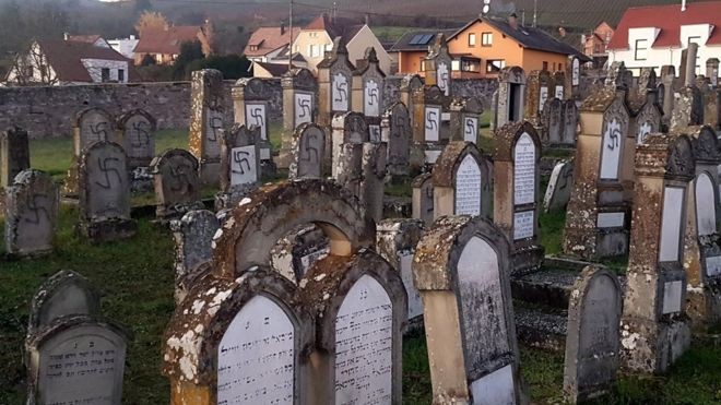 Pemakaman Yahudi Dicat dengan Simbol Swastika Nazi