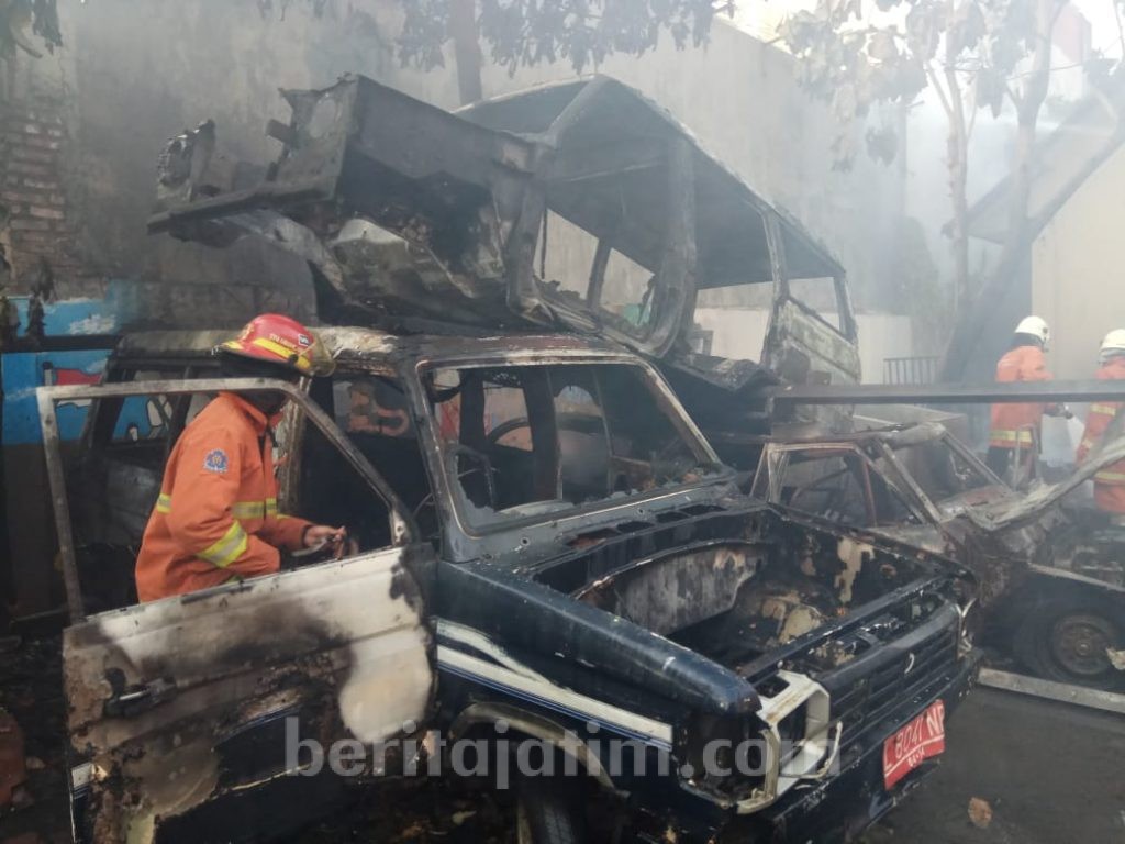 3 Mobil di SMKN 2 Surabaya Terbakar, 1 Siswa Terluka