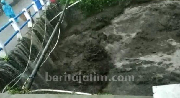Hujan Intensitas Tinggi, Debit 2 Sungai di Mojokerto Naik