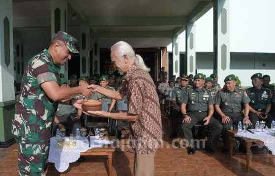 Jelang HUT, Kodam V Brawijaya Cuci Patung Raden Wijaya