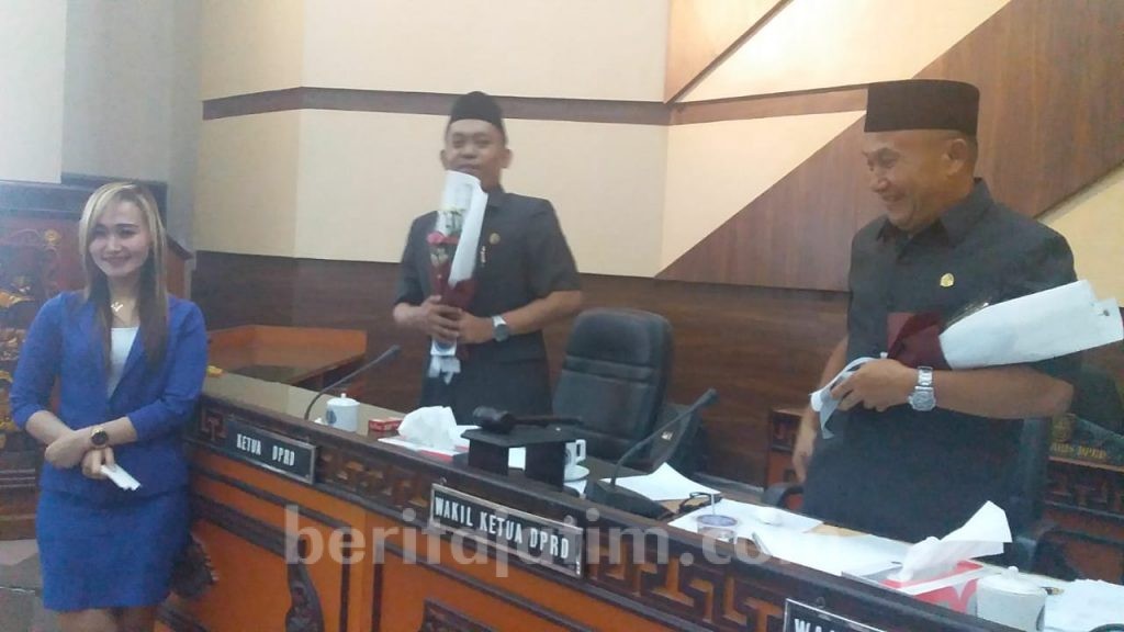 Paripurna Angket Diwarnai Bunga, ‘Maju Tak Gentar’, dan Debat Soal Nasi Kotak