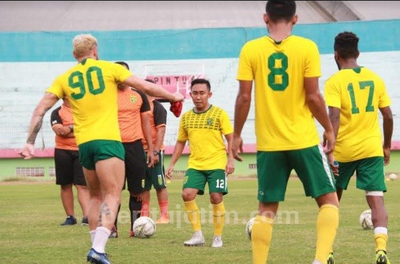 Persebaya Bawa Osvaldo Haay Hadapi Persija Jakarta