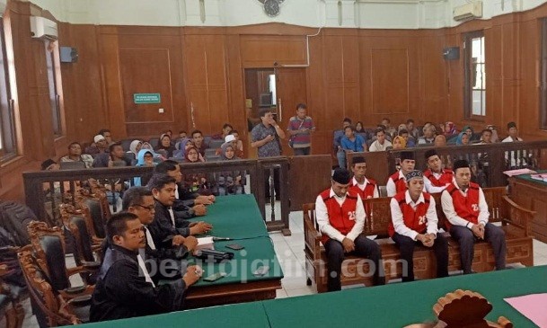 Terdakwa Kasus Pembakaran Polsek Tambelangan Dihukum Berbeda