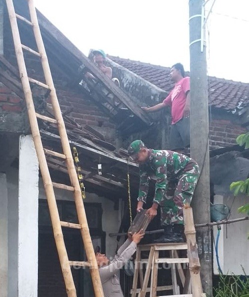 Puluhan Rumah di Balongpanggang Gresik Diterjang Angin Puting Beliung
