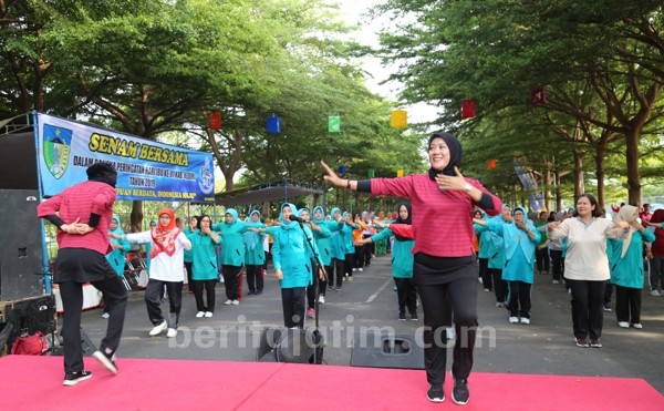 Peringati Hari Ibu, DP2KBP3A Kabupaten Kediri Gelar Senam Massal