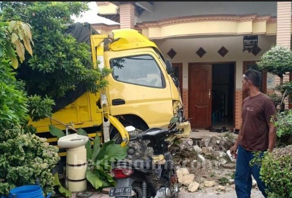 Truk Sasak Rumah Warga di Mojopetung Gresik