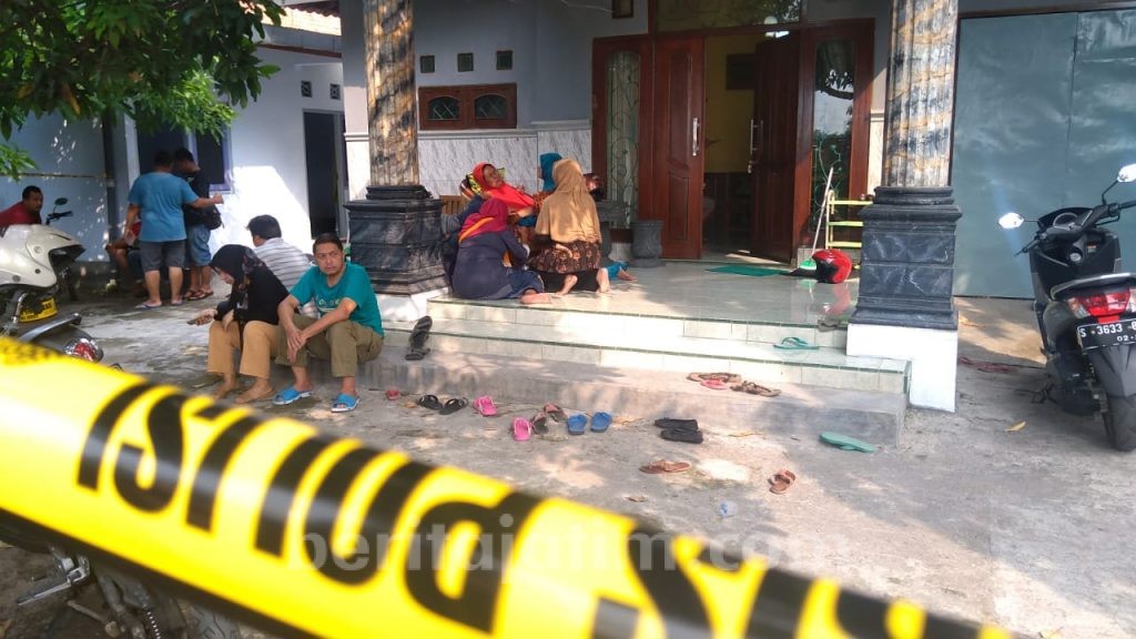 Polisi Sita Paving dan Pisau Dapur Penuh Bercak Darah