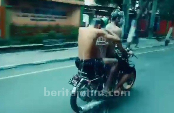 Video Viral Mandi di Atas Sepeda Motor, Satlantas Polres Mojokerto Upaya Preventif