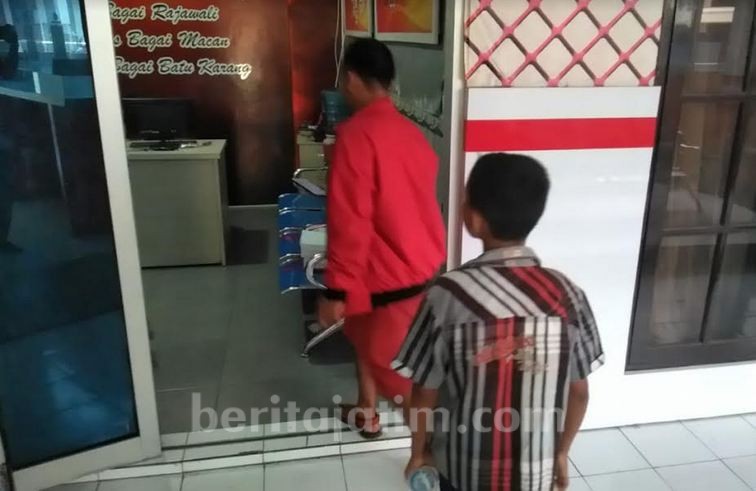 Dibantu Ibu Tiri, Bapak Sekap Anaknya di Kandang Ayam