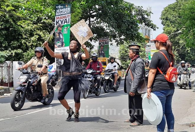 Seniman Gelar Teater Publik di Jalanan