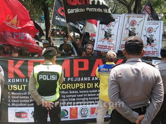Sidang Dugaan Korupsi Sekda Pemkab Gresik, Massa Kawal di Luar Pengadilan