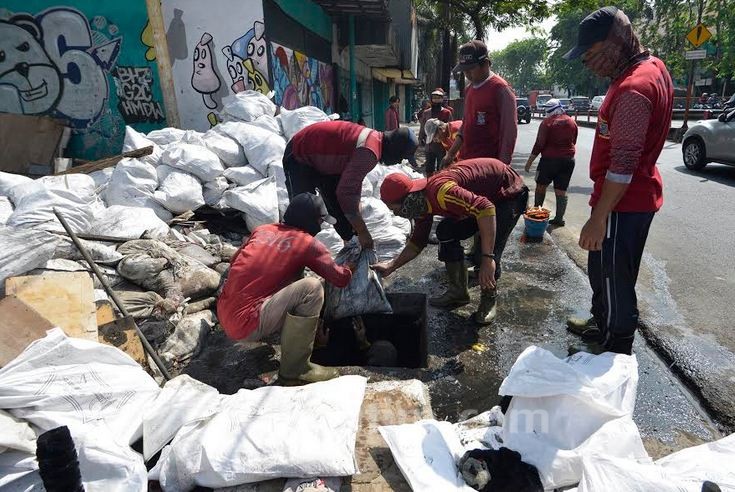 Ini Para Pahlawan Penjinak Banjir di Surabaya