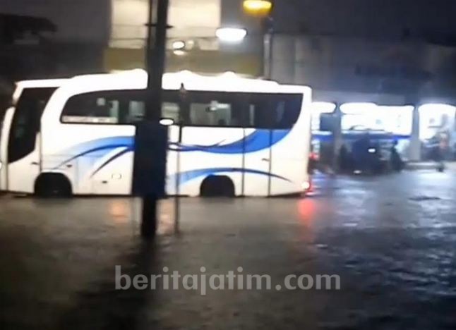 Hujan Deras, Kota Surabaya Dikepung Genangan Air
