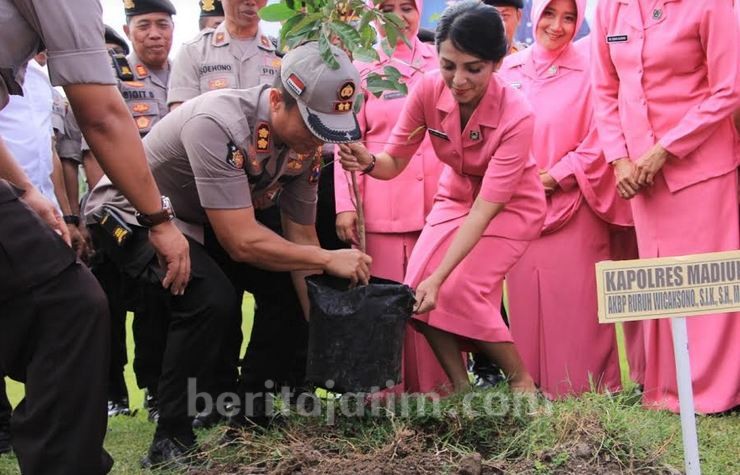 Demi Keseimbangan Alam, Polres Madiun Galang Gerakan Menanam Pohon