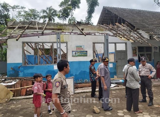 Ruang Kelas SDN Curah Kalong 5 Jember Ambruk
