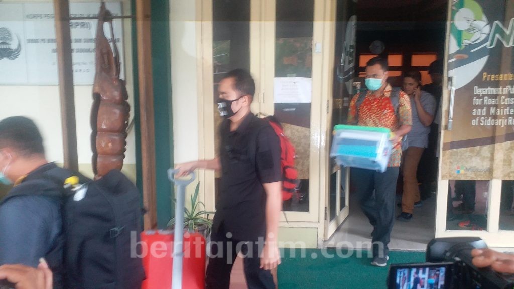 KPK Bawa 2 Koper, 1 Boks Kabinet dan 2 Kardus dari Ruang Kerja Kadis PUBM SDA dan PPKom