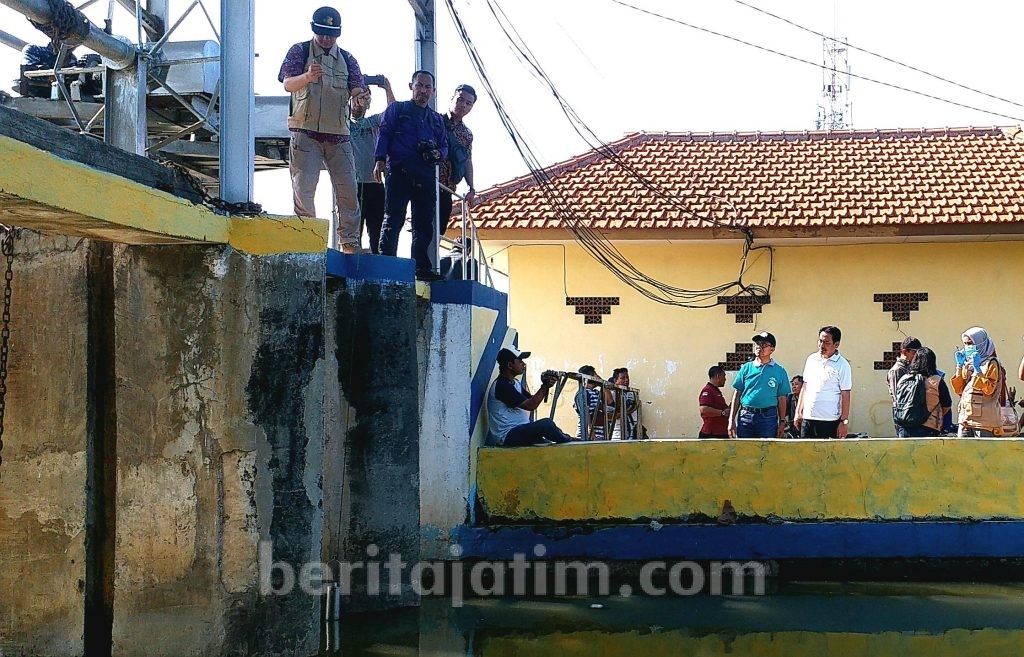 Pemkab Sidoarjo Ambil Sample Air Sungai Sumput