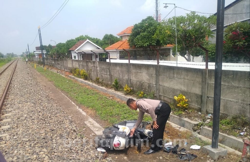KA Jenggala Hantam Scoopy di Perlintasan Tanpa Palang Pintu Sumokali