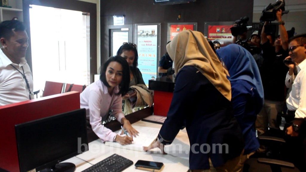Jadi Saksi Penipuan Investasi Bodong, Penyanyi Eka Deli Datangi Polda Jatim