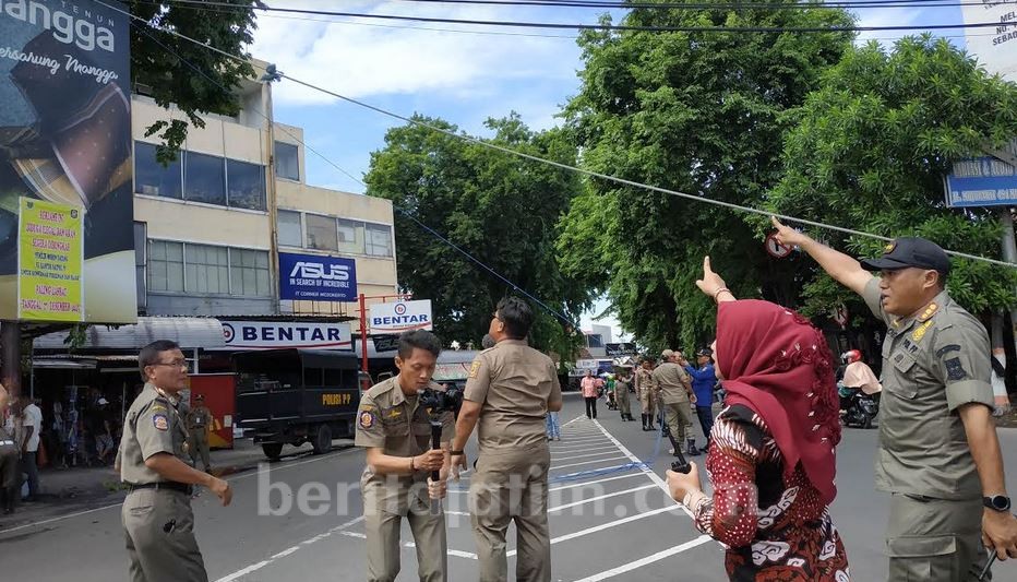 Satpol PP Kota Mojokerto Gergaji 24 Reklame Liar