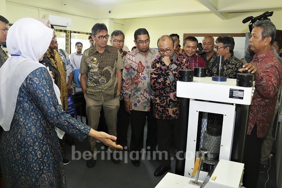 Semen Indonesia Revitalisasi Laboratorium Teknik Sipil UBH