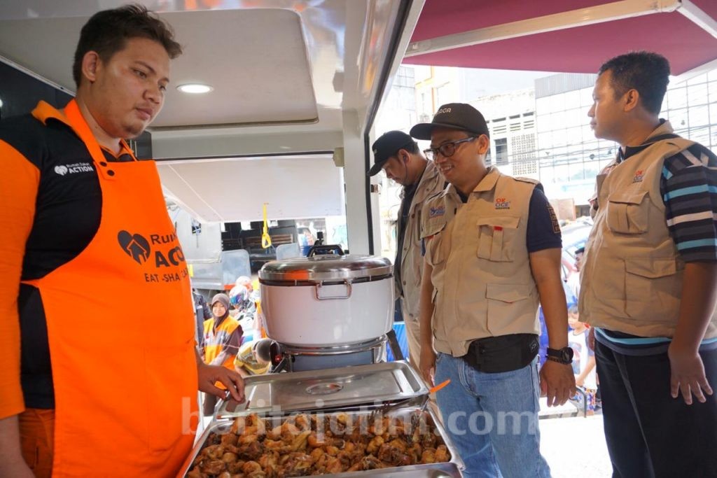 Rumah Zakat Surabaya dan OKEOCE Kirimkan Foodtruck ke Wilayah Terdampak Banjir Ibukota