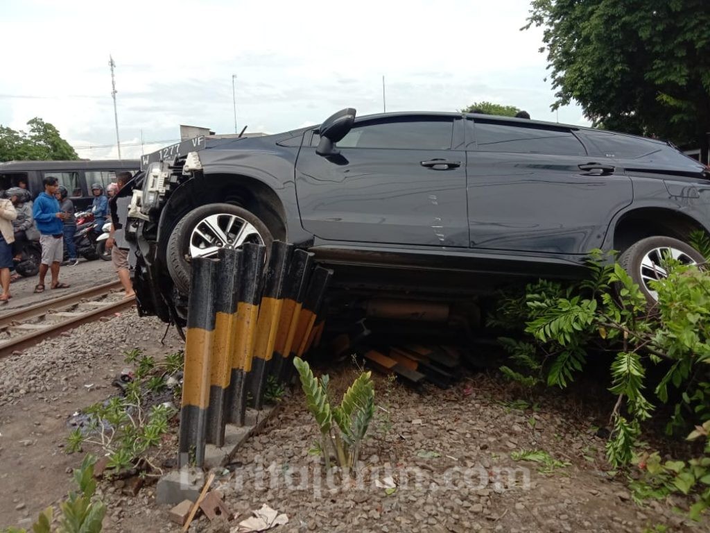 Mogok Mesin, Xpander Tertabrak KA di Tanggulangin, 1 Orang Meninggal