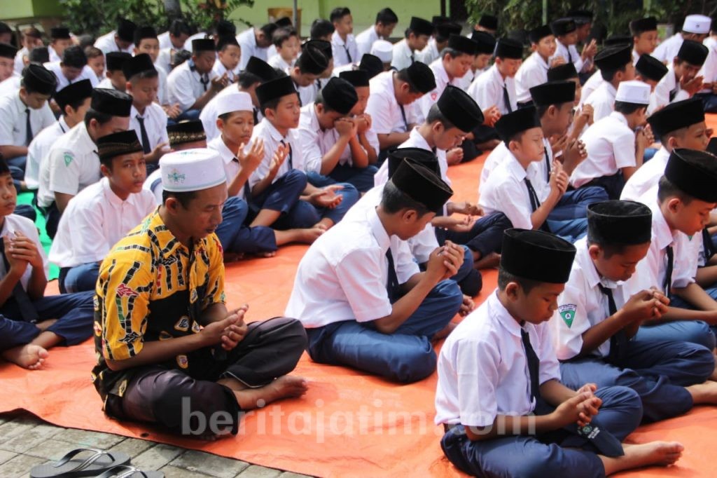 Pelajar SMP Doa Bersama Agar Terhindar Bencana