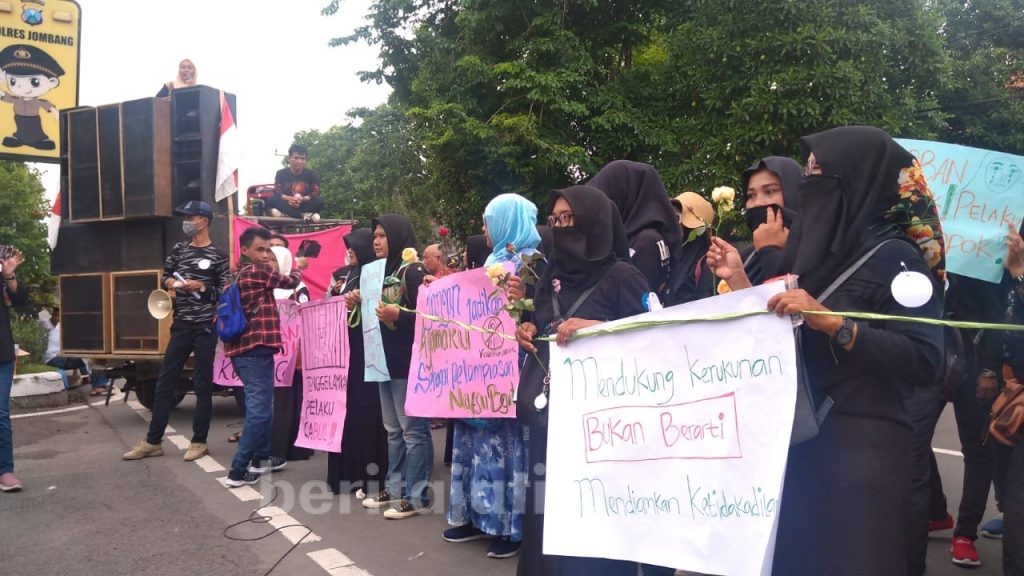 Demo Polres Jombang, Aktivis Desak Pelaku Pencabulan Ditahan