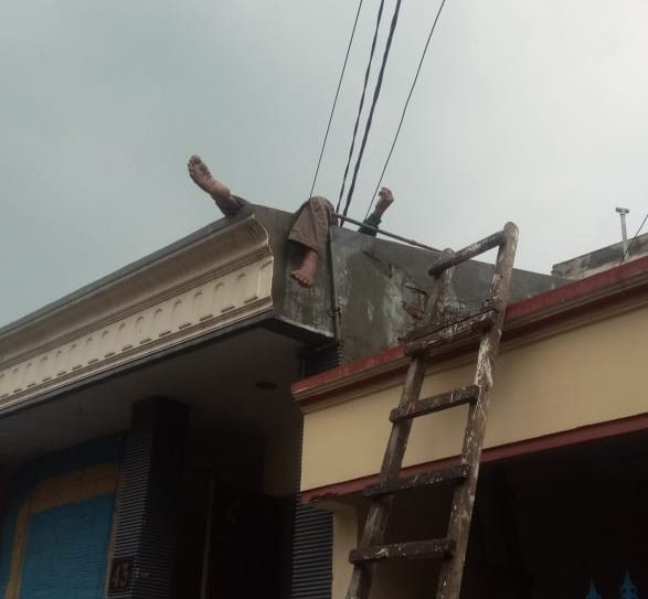 Warga Rungkut Meninggal Tersengat Listrik di Atas Rumah