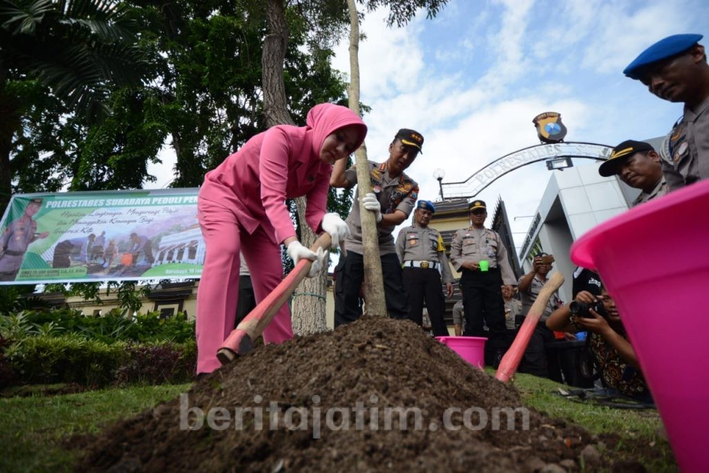 Polrestabes Surabaya dan Jajaran Reboisasi Serentak Tanam 1000 Pohon