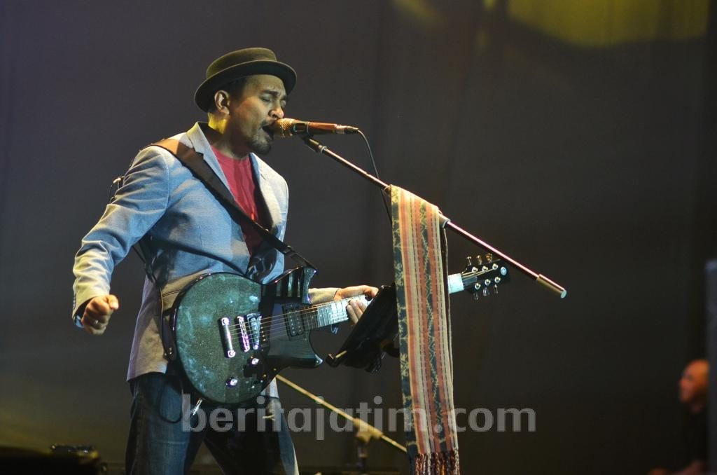 Bawakan 23 Lagu, Glenn Fredly Hibur Ribuan Penggemarnya di Surabaya