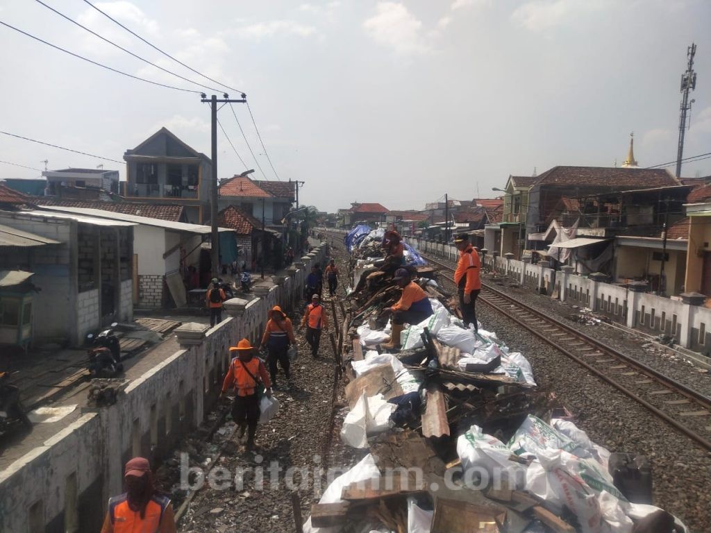 Bersih-bersih Sepanjang Rel di Surabaya, 5 Gerbong PT KAI Penuh Sampah